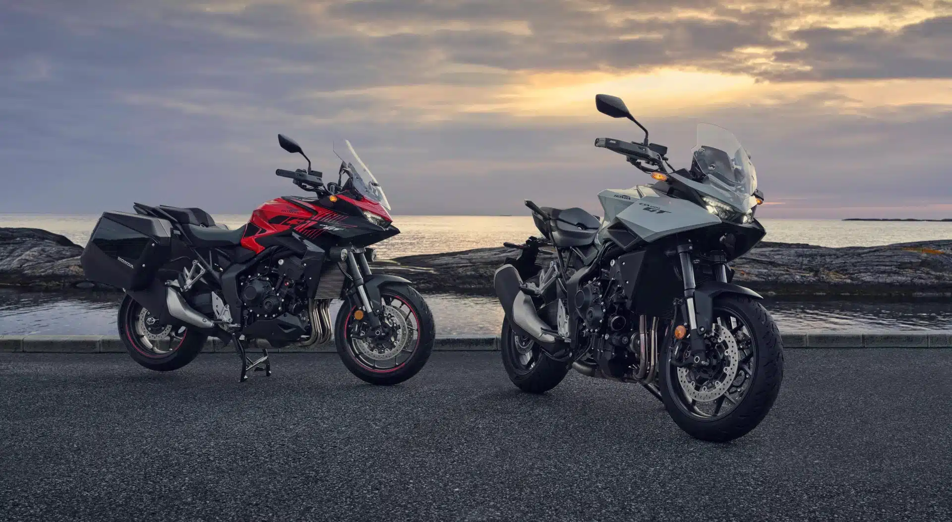 Zwei Honda GB1000GT in Rot und Grau am Wasser
